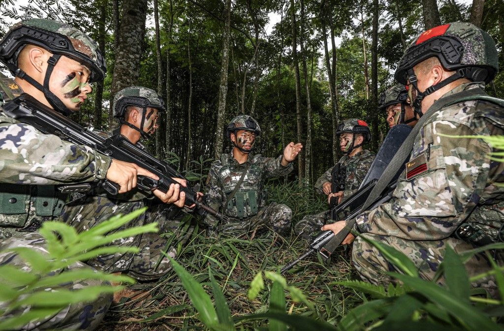 A SWAT team conducts a jungle capture and annihilation drill in a mountainous area in Baise City, Guangxi Province, China, August 13, 2023. (Photo by Costfoto/NurPhoto) (Photo by CFOTO / NurPhoto / NurPhoto via AFP)