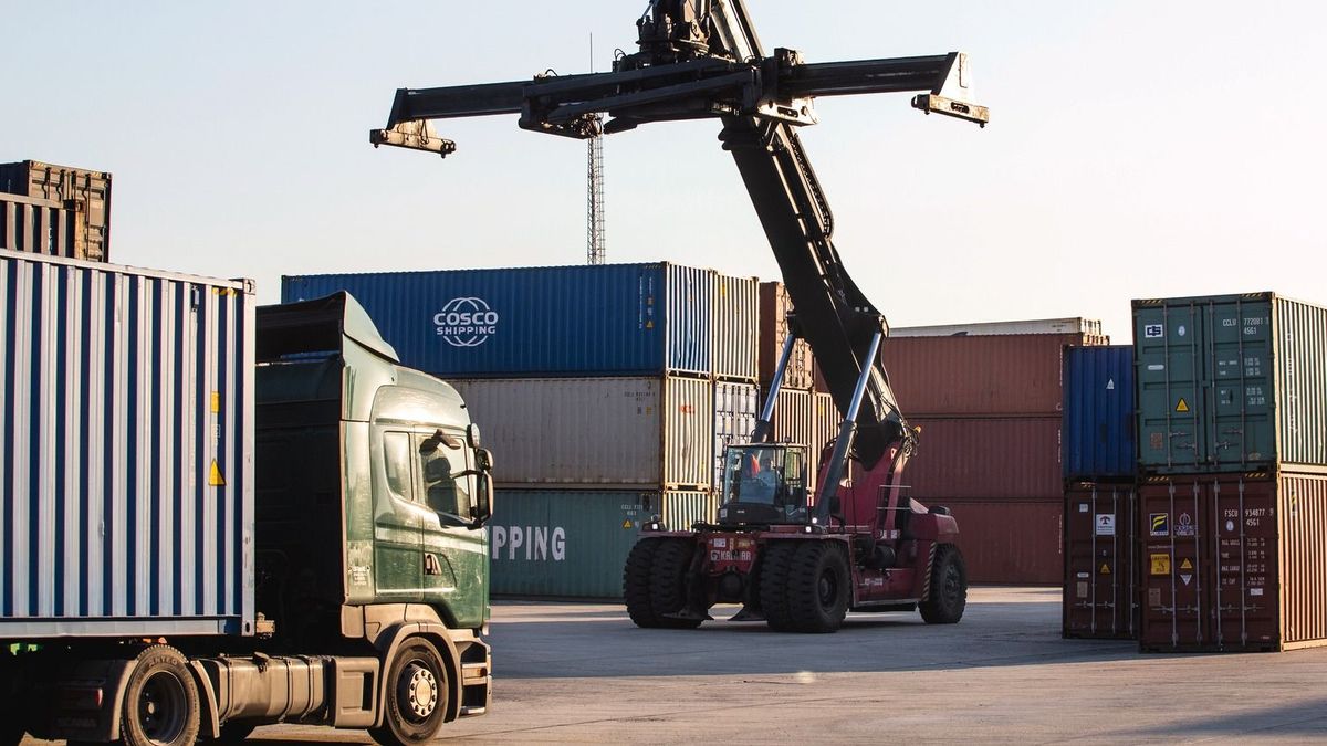 Folytatja a talpra állást a magyar külkereskedelem, de még mindig messze a tavalyi pörgés