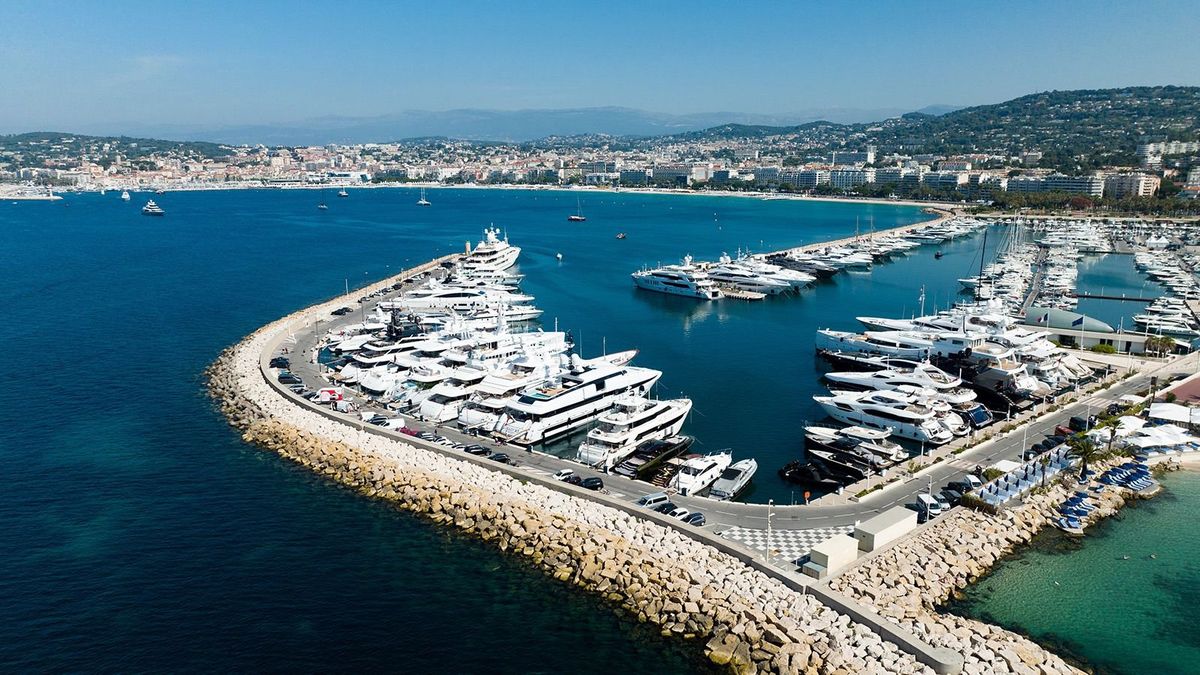 Cannes,,France,-,May,2022:,Aerial,View,At,South,Of
A luxusjacht a dúsgazdagok státusszimbóluma.