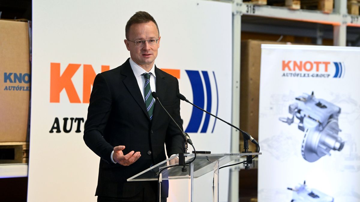 Szijjártó Péter: jövő év végén kezdődhet a sorozatgyártás az új Mercedes-gyárban