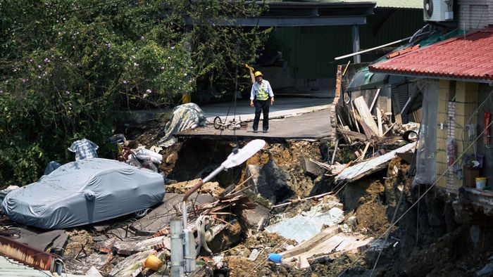  Új-Tajpej városában több út is tönkrement, házak sérültek meg.