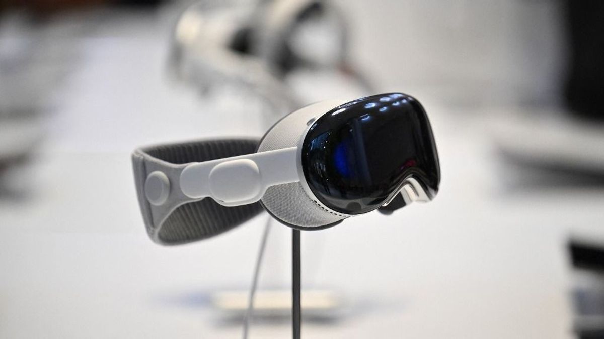 A Vision Pro az Apple nyakán marad