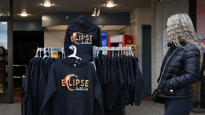 Egy szuvenírboltban napfogyatkozás témájú árukat árulnak a Niagara Falls State Parkban 