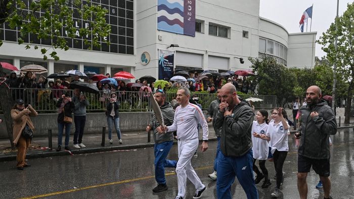 Franciaország thesszaloniki konzulja, Jean-Luc Lavaud az olimpiai fáklyával fut el a Franciaországi Intézet mellett, Thesszalonikiben.