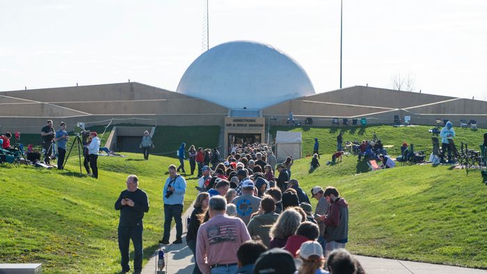 Emberek ezrei ereszkednek le a Neil Armstrong Légi és Űrkutatási Múzeumba, hogy megtekintsék a teljes napfogyatkozást