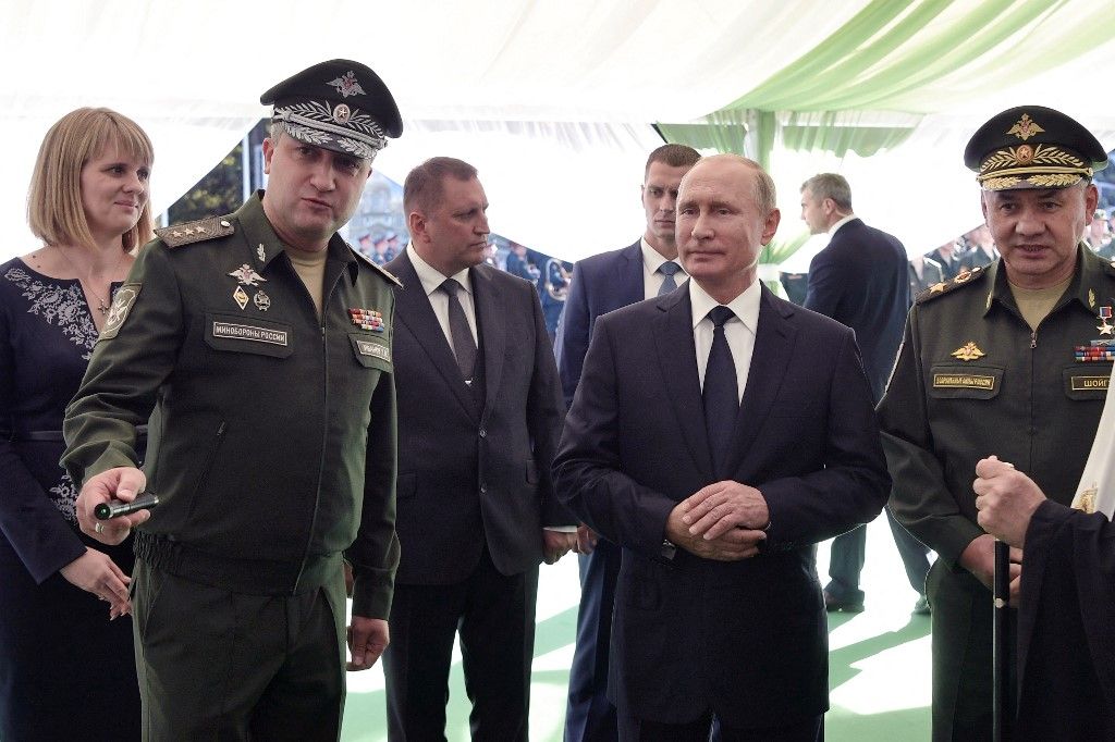 In this pool photograph distributed by Russian state owned agency Sputnik, Russia's President Vladimir Putin (C), Russian Defence Minister Sergei Shoigu (R) and Deputy Minister of Defense of the Russian Federation Timur Ivanov (L) visit the military Patriot Park in Kubinka, outside Moscow, on September 19, 2018. Russian law enforcement have detained Deputy Defence Minister Timur Ivanov on suspicion of taking bribes, Russia's Investigative Committee said on April 23, 2024. (Photo by Alexey NIKOLSKIY / POOL / AFP) / ** Editor's note : this image is distributed by Russian state owned agency Sputnik ** korrupció