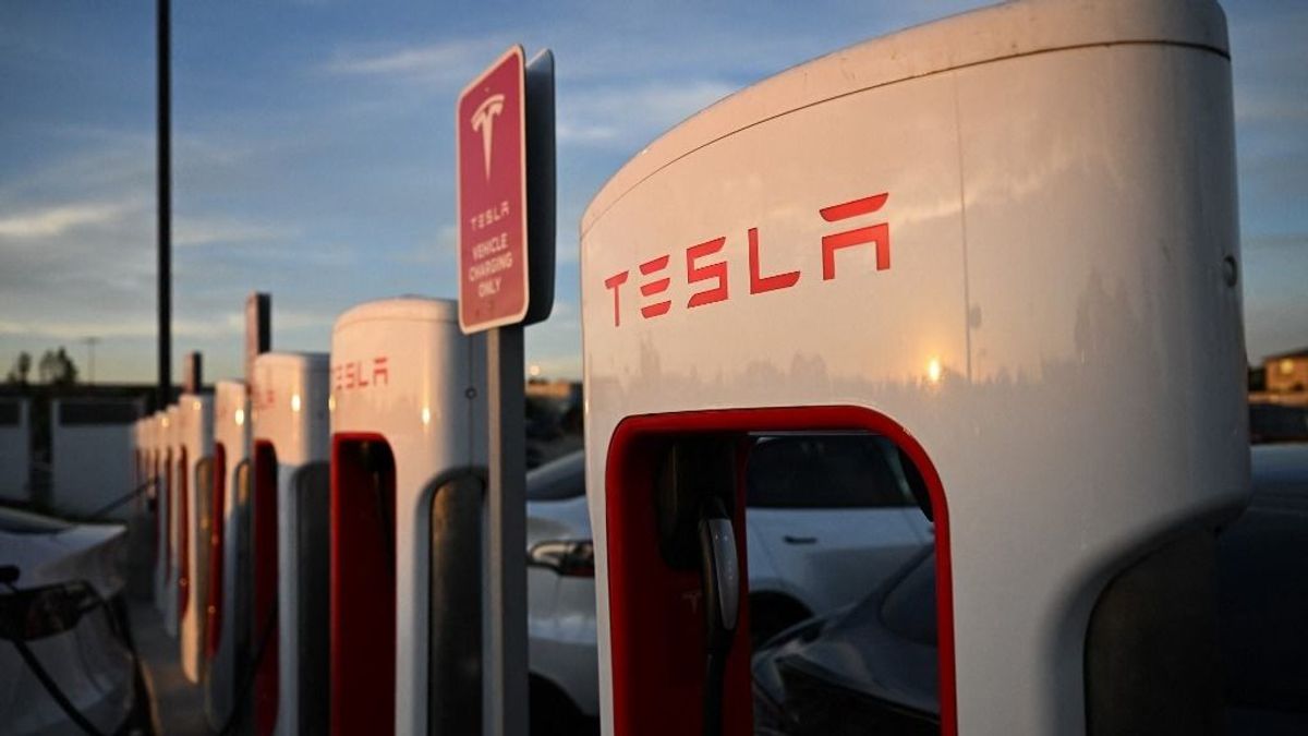 Felsővezetők sorát küldi el a Tesla