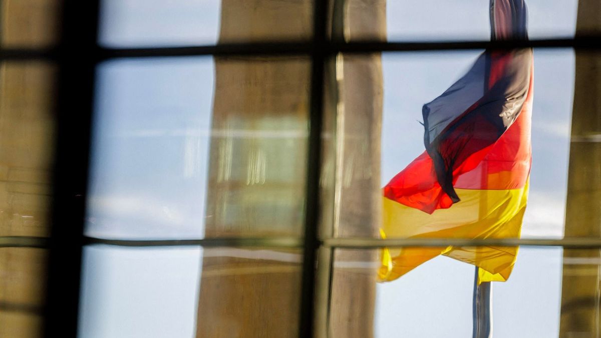 German flag
German flag and visitors at the German Bundestag, Berlin, April 11, 2024. (Photo by Ute Grabowsky / Photothek Media Lab / dpa Picture-Alliance via AFP) német