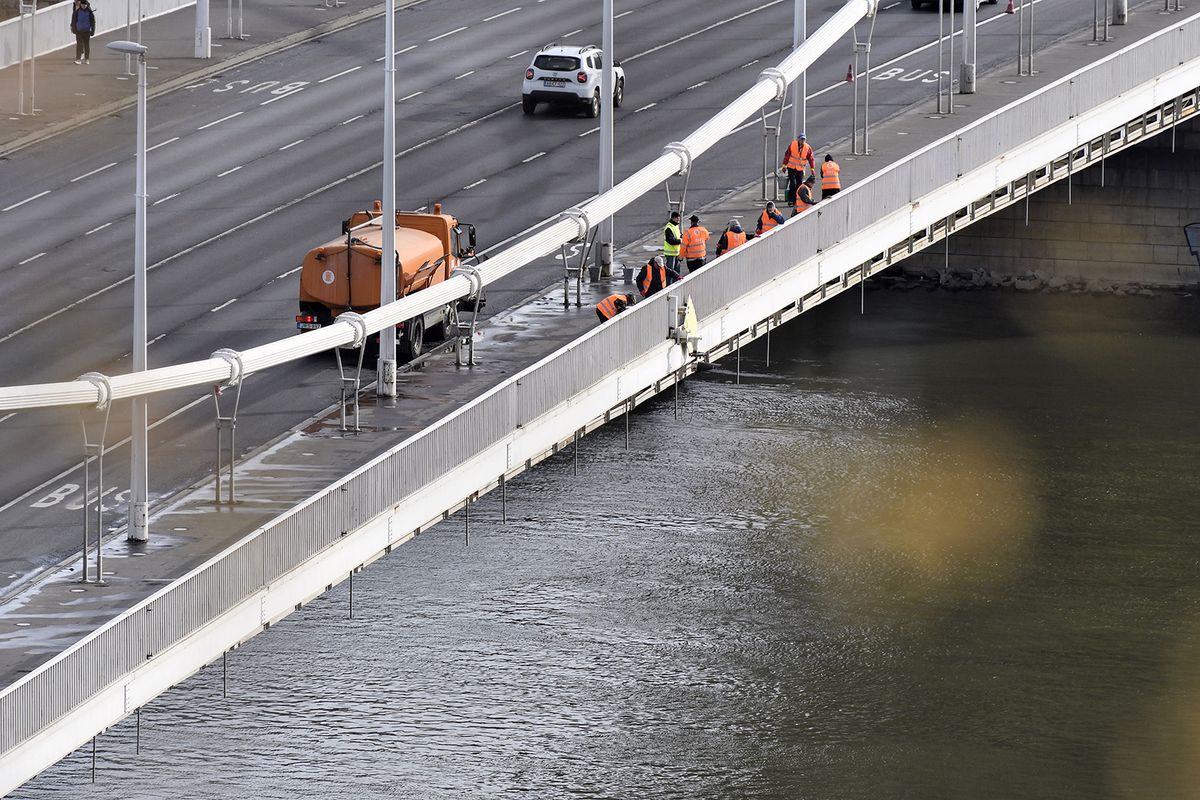 Budapest, 2023. április 1.Az FKF munkatársai tisztítják az Erzsébet hidat 2023. április 1-jén. A takarítást környezetkímélő technológiával végzik.MTI/Lakatos Péter