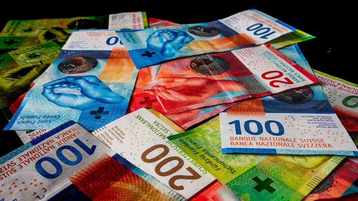 Bekvártélyozta magát 400 forint alá a svájci frank