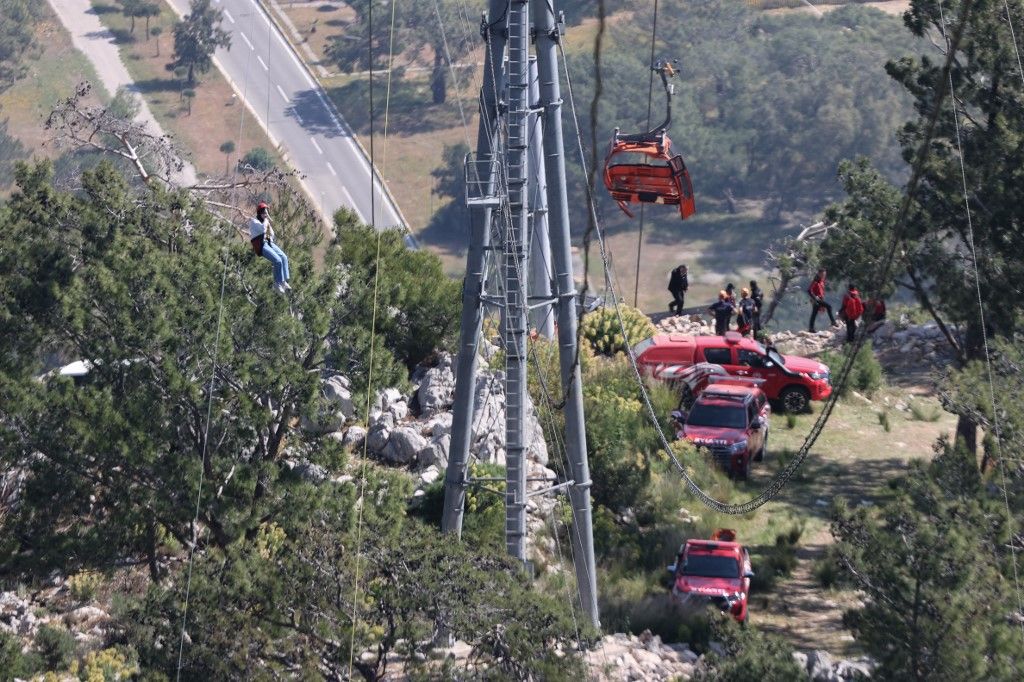Rescue operations continue after cable car accident in southern Turkiye

baleset
