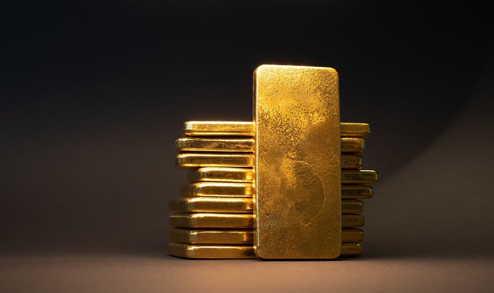 arany Gold,Bullion,Bar,On,Dark,Background.,Large,Cast,Investment,Gold