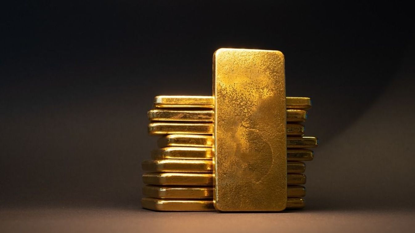 Gold,Bullion,Bar,On,Dark,Background.,Large,Cast,Investment,Gold