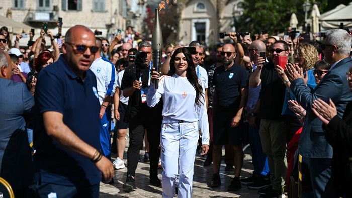 Constantina Giannopoulou fáklyatartó részt vesz a Párizs 2024 Fáklyaváltóban Nafplióban, Görögország első fővárosában. 