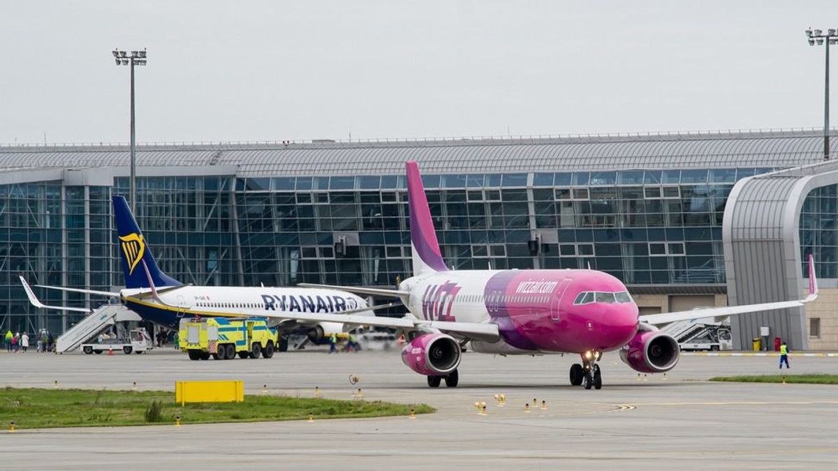 Tolonganak az utasok a Ryanair és a Wizz Air járatain