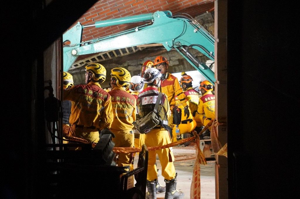 A mentőalakulatok túlélők után kutatnak.