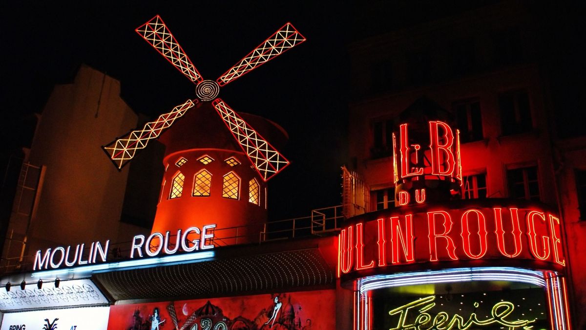 Leszakadtak a Moulin Rouge világhírű szélmalmának lapátjai – videó