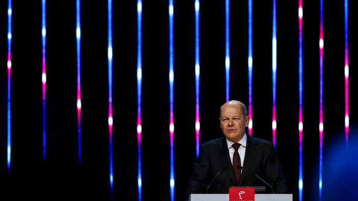 Olaf Scholz német kancellár beszédet mond a hannoveri ipari és kereskedelmi vásár megnyitóünnepségén 2024. április 21-én. Az észak-németországi nagyvárosban április 22. és 26. között tartott nemzetközi szakvásáron a gépipar, az elektromos és digitális ipar, valamint az energiaágazat mintegy négyezer vállalata képviseli magát. Az expó idei partnerországa Norvégia.