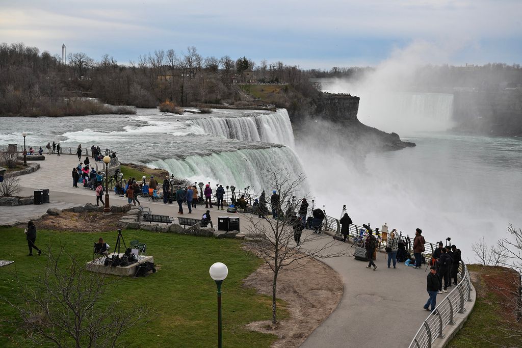 2024. április 8-án emberek a Niagara Falls State Parkban gyülekeznek a teljes napfogyatkozás előtt Észak-Amerikában.