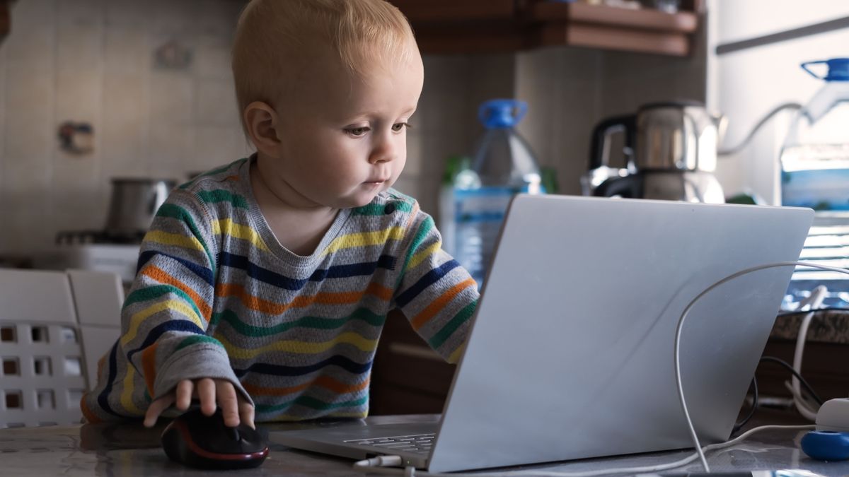 Sokkoló adatok: lassan telefonnal és tablettel a kezükben születnek a gyerekek