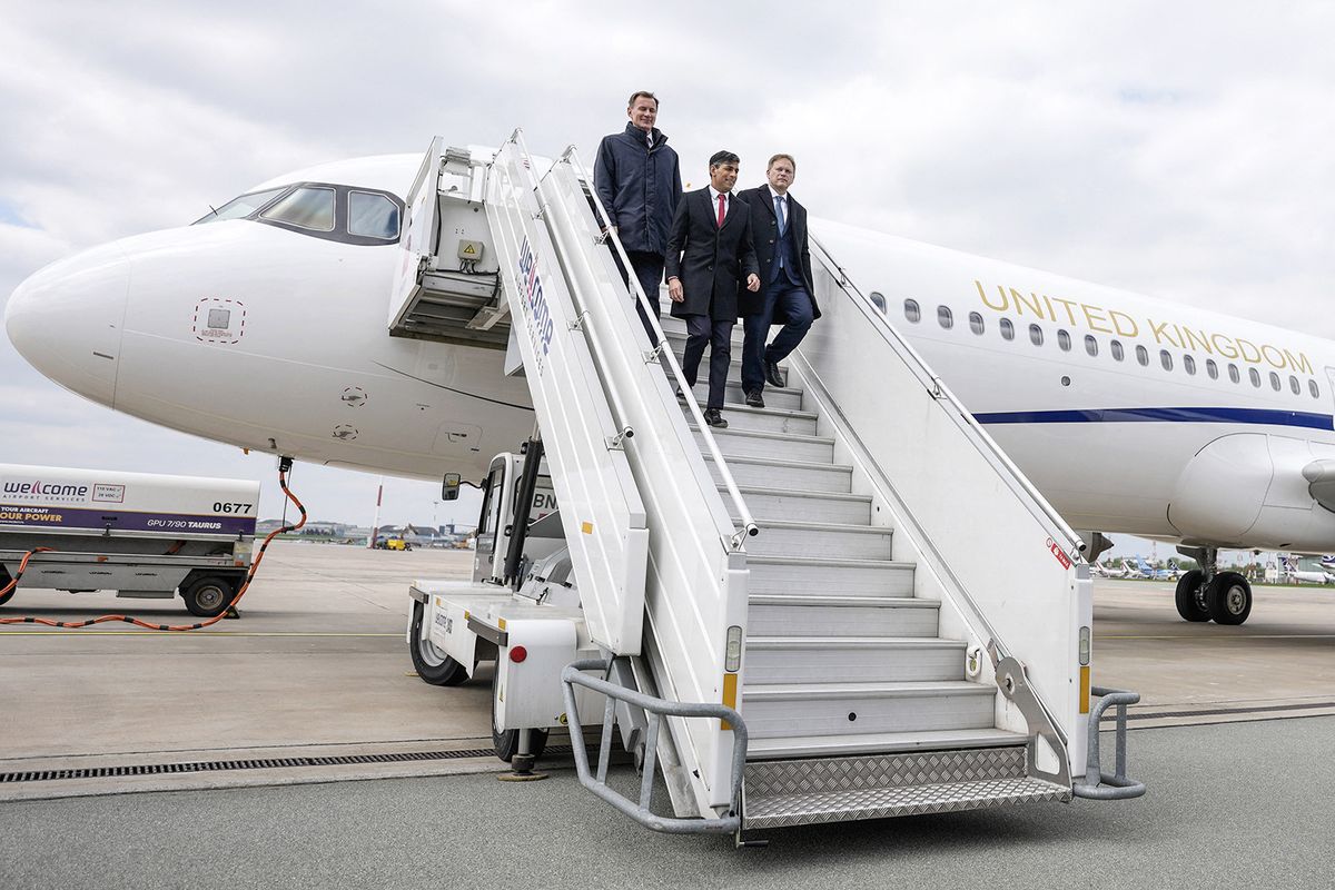 Rishi Sunak kedden Lengyelországba látogatott Donald Tusk kollégájához.
Britain's Prime Minister Rishi Sunak gets off his plane with Britain's Chancellor Jeremy Hunt (L)  and Britain's Defence Secretary Grant Shapps at the airport in Warsaw, Poland, on April 23, 2024. (Photo by Alastair Grant / POOL / AFP)
