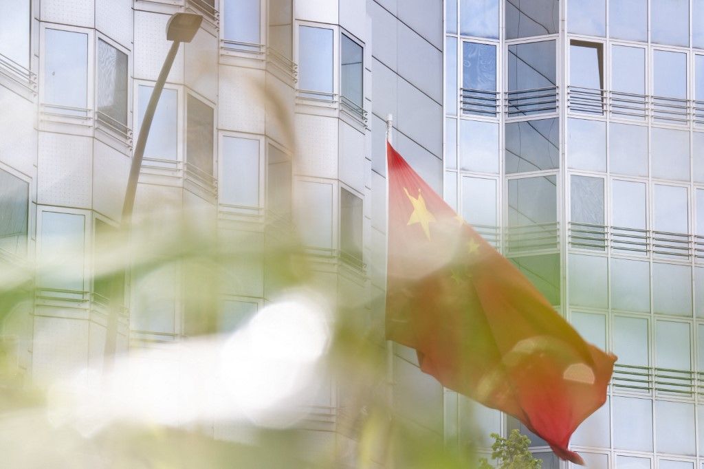 22 April 2024, Berlin: A Chinese flag flies in front of the Chinese embassy in Berlin. Three Germans have been arrested on suspicion of spying for China. Photo: Hannes P. Albert/dpa (Photo by Hannes P Albert / DPA / dpa Picture-Alliance via AFP) kém