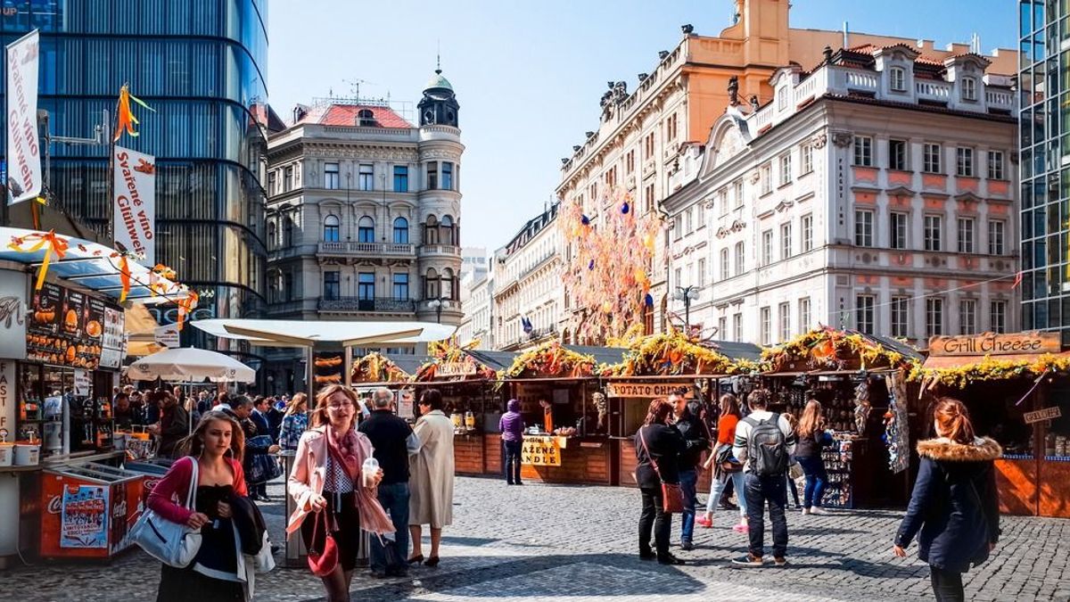 Prágában is megelégelték a turistahordákat: betiltanák a leánybúcsús jelmezeket, más éhségsztrájkba kezdett