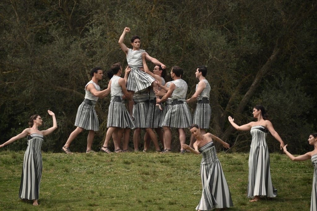 Színészek és színésznők lépnek fel a 2024-es párizsi olimpiai játékok olimpiai lángjának meggyújtási ceremóniáján, az ókori olimpia szülőhelyén Görögország déli részén