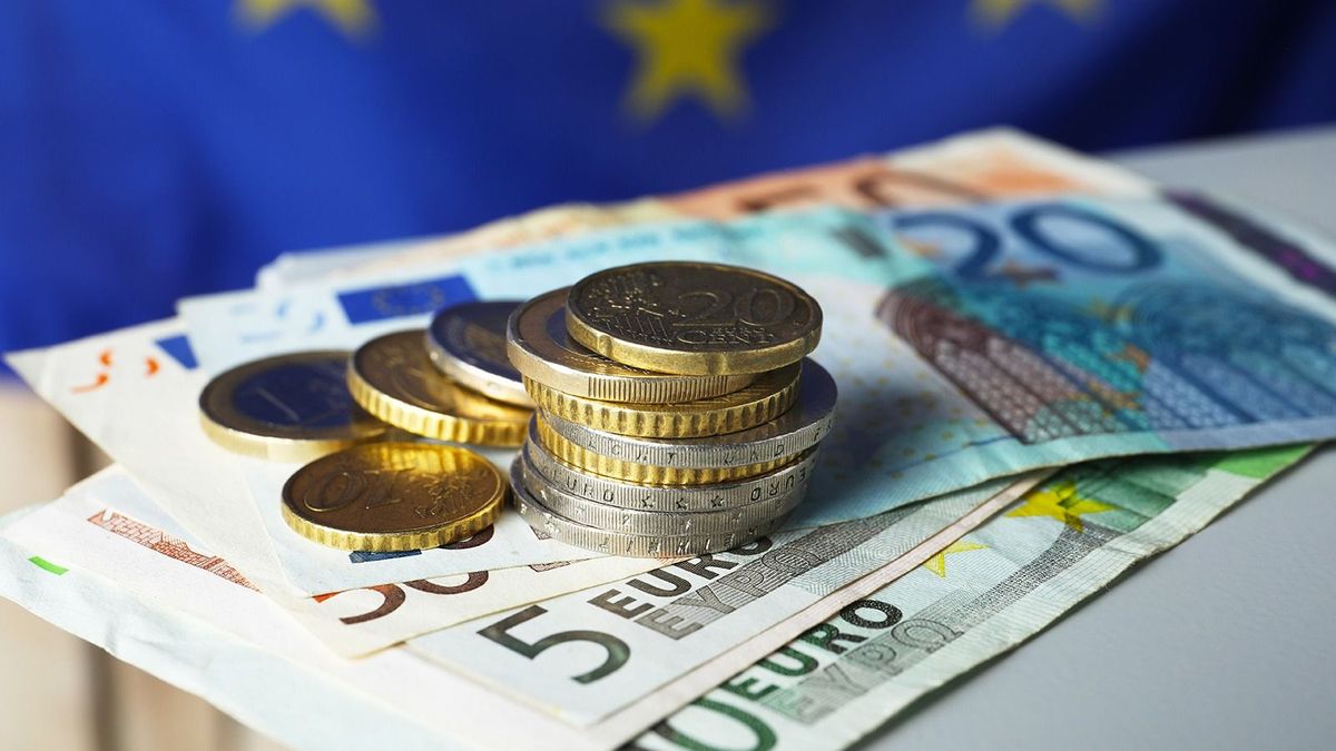 Coins,And,Banknotes,On,Table,Against,European,Union,Flag,,Closeup
helyreállítási alap