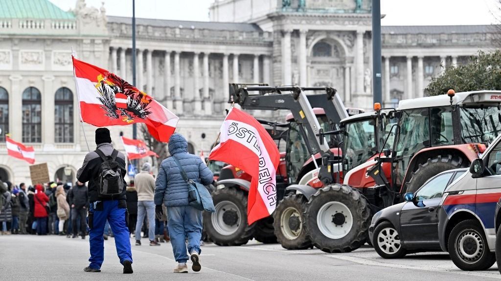 Tüntetéshullám Európában: életben maradásukért küzdenek a traktorral demonstráló gazdák