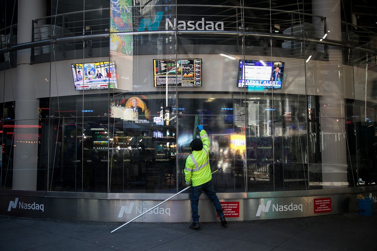 amerikai tőzsde Nasdaq 100 Drops Over 1% And Bonds Retreat From Rally