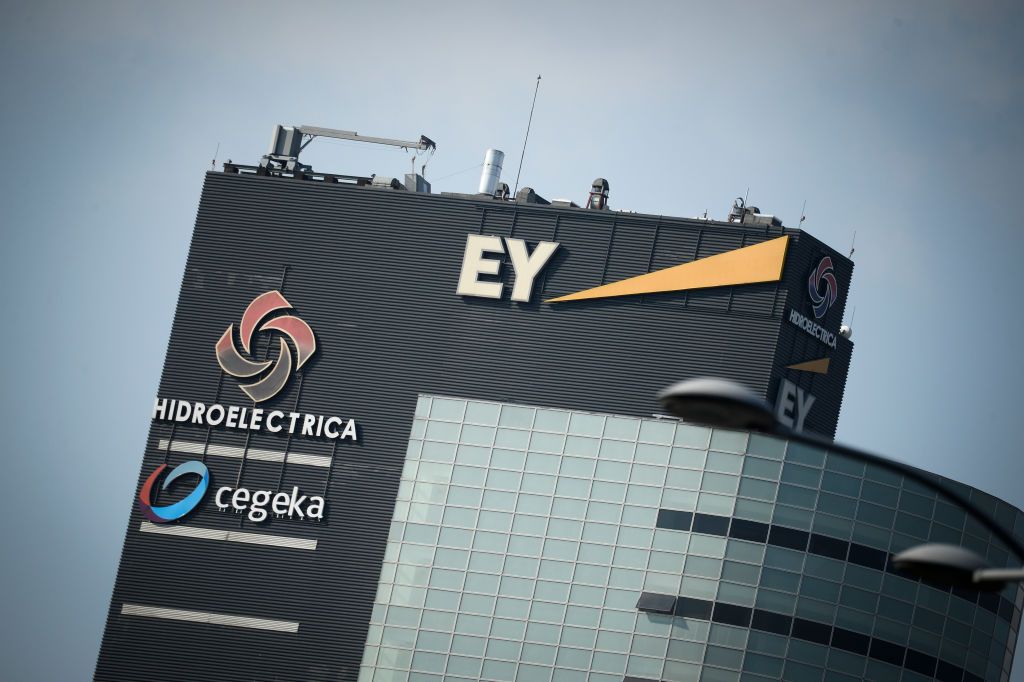 osztalék The Ernst and Young logo is seen on a building in central Bucharest, Romania on October 9, 2018. Ernst and Young is one of the &quot;Big Four&quot; accounting firms in the world. (Photo by Jaap Arriens/NurPhoto via Getty Images)