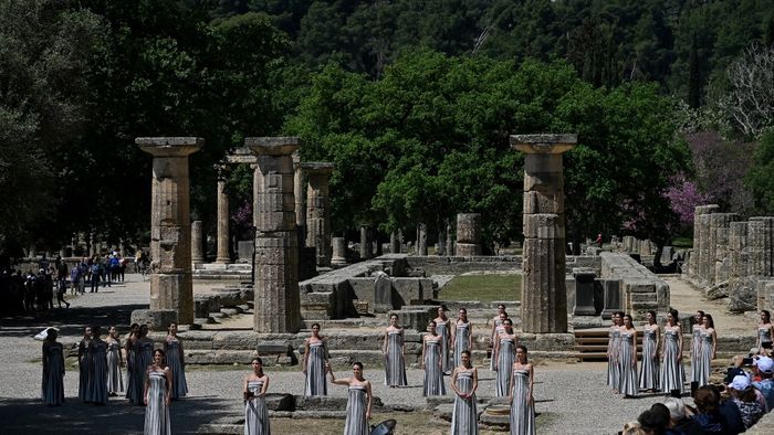 Színészek és színésznők lépnek fel a 2024-es párizsi olimpiai játékok olimpiai lángjának meggyújtási ceremóniáján, az ókori olimpia szülőhelyén Görögország déli részén