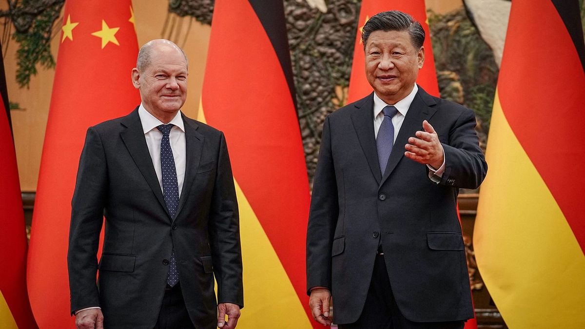 (FILES) Chinese President Xi Jinping (R) welcomes German Chancelor Olaf Scholz at the Grand Hall in Beijing on November 4, 2022. Chancellor Olaf Scholz travels to China, from April 14 until April 16, 2024, walking a fine line in shoring up economic ties with Germany's biggest trading partner at a time when the West is sharpening its tone towards Beijing. (Photo by Kay Nietfeld / POOL / AFP)