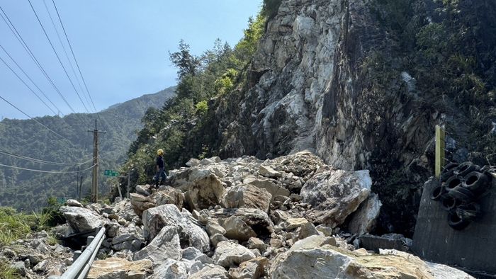 2024. április 3-án a Richter-skála szerinti 7,4-es erősségű földrengés után Tajvan keleti partjainál Hualienben sziklák zárják el utat.