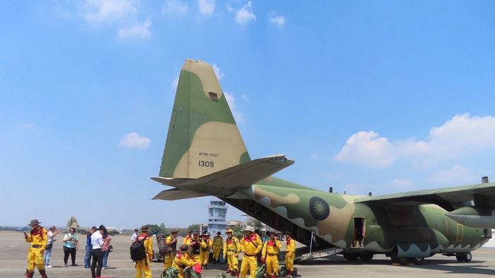 A légierő három C-130-as repülőgépet küld ki, hogy katasztrófaelhárítási műveleteket hajtsanak végre és mentőket szállítsanak.