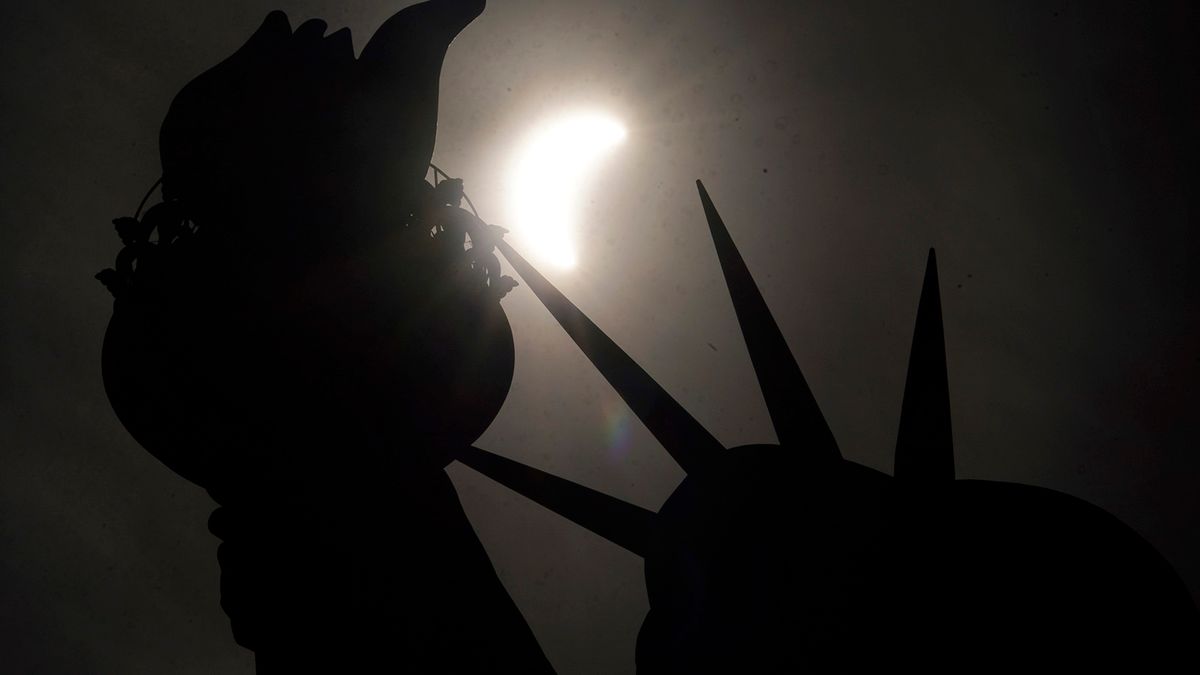 Megvadultak az amerikaiak a napfogyatkozástól: tömeges esküvőket tartottak a sötétségben