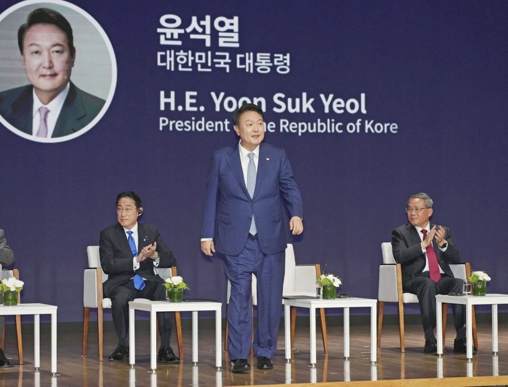 Japan-China-Korea Business Summit Takes Place in Seoul
Kisida Fumio japán miniszterelnök, Jun Szogjul dél-koreai elnök és Li Csiang kínai miniszterelnök a hétfői üzleti csúcstalálkozón, Szöulban.
