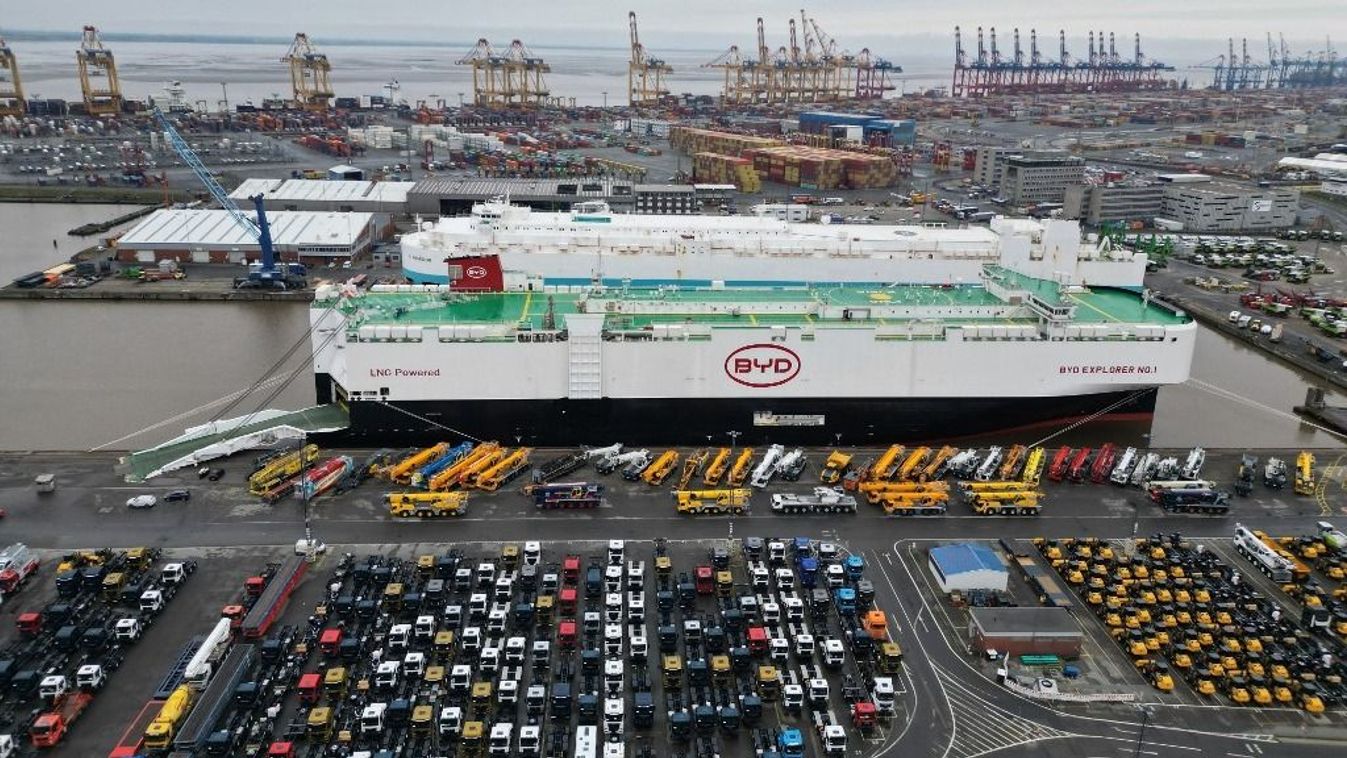 A kínai autók inváziója 26 February 2024, Bremen, Bremerhaven: The car freighter "BYD Explorer No.1" with 3,000 new cars on board is docked at BLG's car terminal in Bremerhaven (photo taken with a drone). The BYD Explorer No.1 has arrived in Europe from Shenzen in China. Photo: Lars Penning/dpa (Photo by Lars Penning / DPA / dpa Picture-Alliance via AFP)