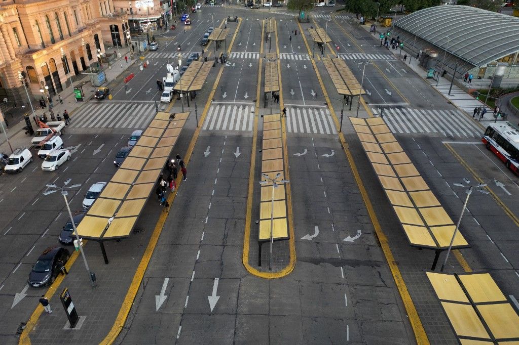 Aerial view of empty bus stop stations in front of the Constitucion train station on May 9, 2024, in Buenos Aires, during a general strike called by the General Confederation of Labor (CGT). Argentina's President Javier Milei faces this Thursday the second general strike against the “brutal adjustment” of his government, which paralyzes land, sea, and air transportation services as well as educational, financial, and commercial institutions throughout the country. (Photo by Luis ROBAYO / AFP) sztrájk