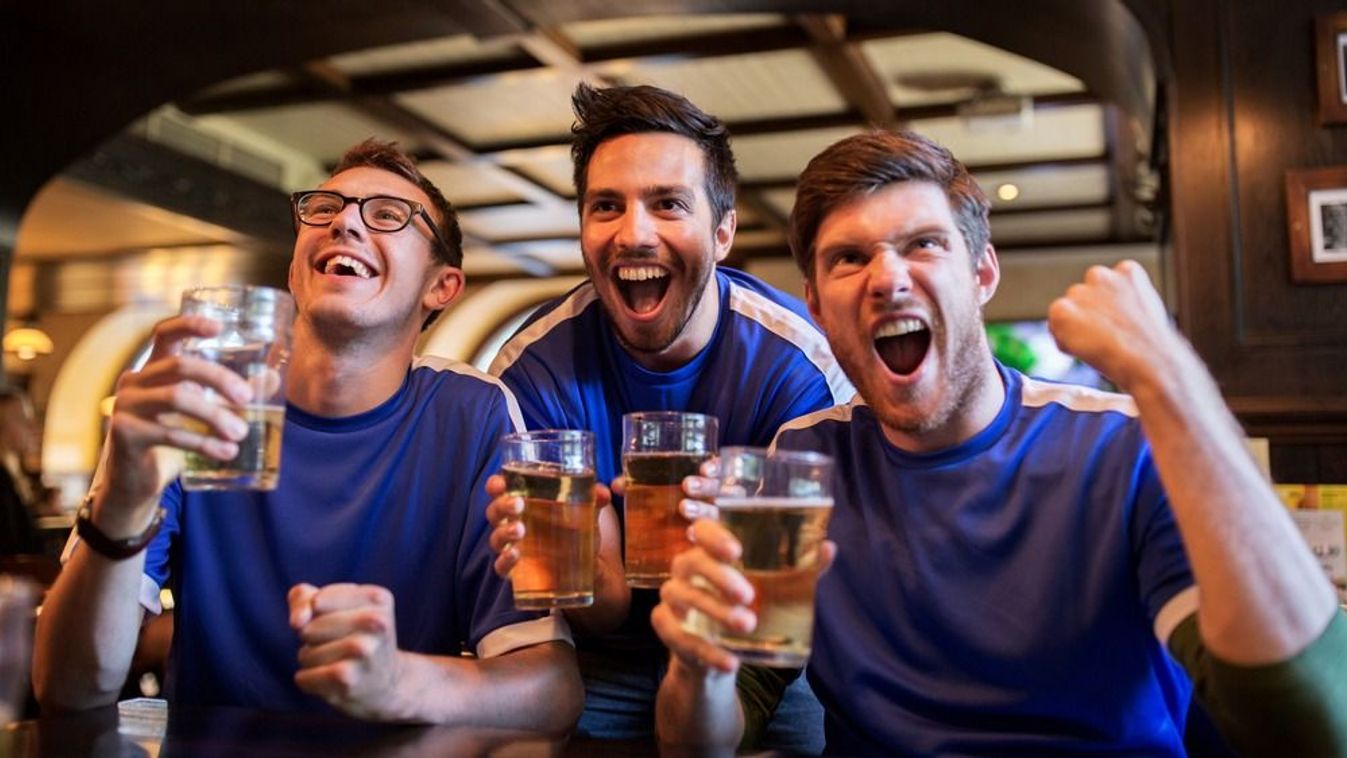 Sport,,People,,Leisure,,Friendship,And,Entertainment,Concept,-,Happy,Football
A sörfőzők az alkoholmentes söreiket népszerűsítik, a márkájuk hirdetésén keresztül pedig az alkoholos italaik eladásait is berobbanthatják.