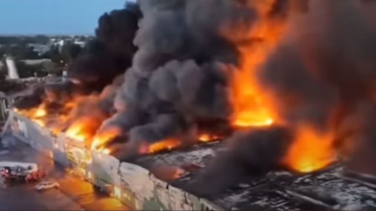 Szinte teljesen leégett egy hatalmas bevásárlóközpont Lengyelországban – videó