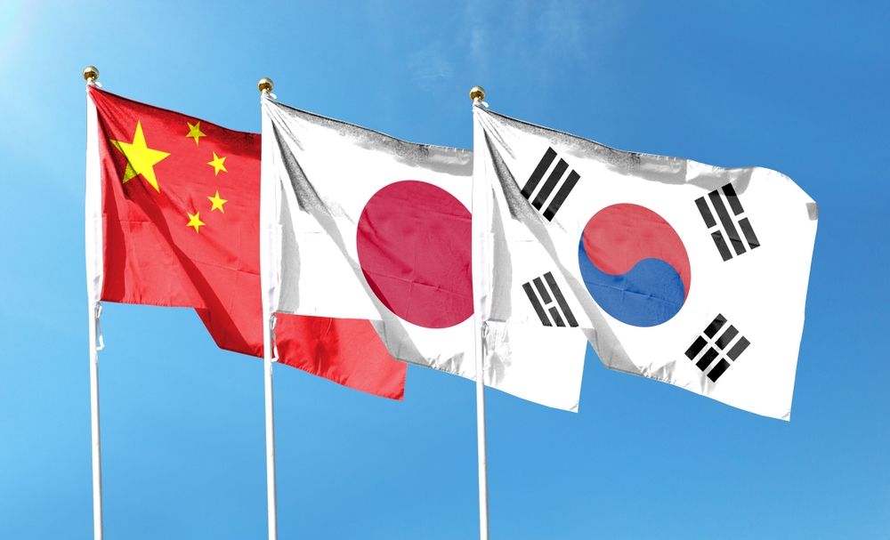 Flag,Of,China,And,Flag,Of,Japan,And,South,Korea.
A dél-koreai és japán vezetés a Kínával való biztonságpolitikai és a kereskedelmi kapcsolataik elmélyítéséről döntöttek / Fotó: Shutterstock