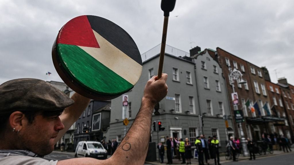 DUBLIN, IRELAND - MAY 8:
Pro-Palestinian activists from Ireland Palestine Solidarity Campaign, supported by members of left-wing parties including People Before Profit, are seen during the &#039;Stand for Palestine, End the Siege of Gaza, End Israeli Apartheid&#039; Emergency Protest for Rafah outside Leinster House, on May 8, 2024, in Dublin, Ireland. (Photo by Artur Widak/NurPhoto) (Photo by Artur Widak / NurPhoto / NurPhoto via AFP) palesztin