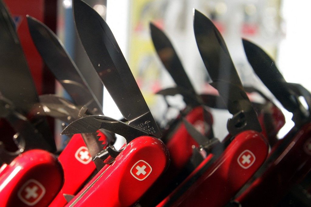 Swiss army knives are displayed 06 July 2007 in a shop in Montreux. Symbol of Swiss quality, the famous knife will change its colour, passing to green with new functions, Switzerland's army said on Friday. Always featuring a white cross, the emblem of Switzerland, the multi-fonction pocket knife will replace the 1961 model, gray color for the army, red for the sale to the public. The new knife will be supplied to the troops at the end of 2008. (Photo by FABRICE COFFRINI / AFP) svájci bicska