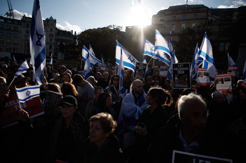 Members of the Jewish community and other supporters of Israel take part in the 'Bring Them Home' rally, calling for the return of the more than 200 hostages held by Hamas in Gaza, in Trafalgar Square in London, England, on October 22, 2023. (Photo by David Cliff/NurPhoto) (Photo by David Cliff / NurPhoto / NurPhoto via AFP) telepesek, erőszak, háború