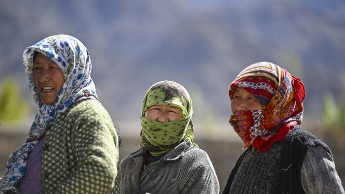 A választók sorba állnak, hogy leadhassák szavazatukat az indiai általános választások ötödik szakaszában, Thikseyben