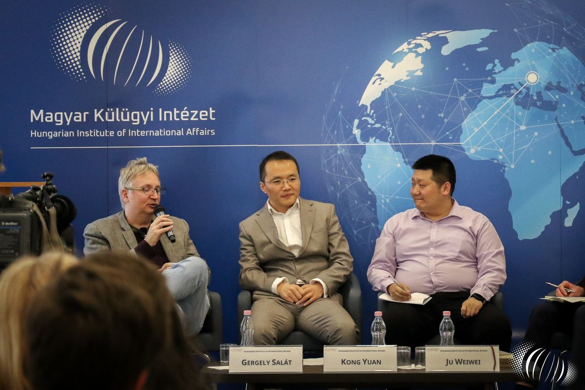 A beszélgetésben meghívottként részt vett Ju Weiwei, a Kína-Közép-Kelet-Európai Intézet alelnöke és ügyvezető igazgatója, Kong Yuan, a Kínai Társadalomtudományi Akadémia kutatója, valamint Salát Gergely, a Magyar Külügyi Intézet vezető kutatója, Kína-szakértő. A panelt Goreczky Péter, a Magyar Külügyi Intézet vezető elemzője moderálta. 