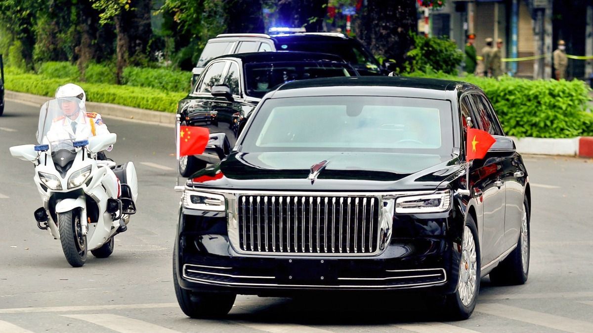 A kínai elnök Magyarországon: így védik a világ egyik legfontosabb emberét – Hszi Csin-ping kínai Rolls-Royce-szal érkezik Orbán Viktorhoz