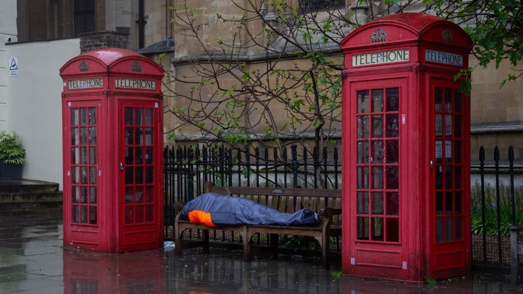 LONDON, ENGLAND - MAY 6: A homeless person sleeps in the rain between phone-boxes on May 6, 2024 in London, England. The early May Day bank holiday was inaugurated in the UK in 1978 but dates back to 1890 when it became associated with International Workers' Day and labour protests. (Photo by Carl Court/Getty Images) hajléktalanság